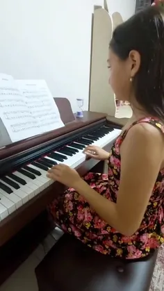 ملودی عزیزم در حال پیانو زدن  