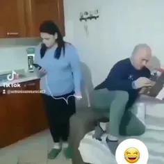 خواست سیمو بزنه به برق اشتباهی زد به 🤣🤣