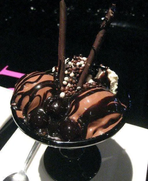 بستنی شکلاتی خوشمزه