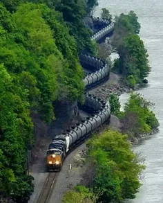 قطاری که روی ریل های مارپیچی اروپا حرکت می کند صحنه جالبی