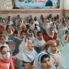 ✅ حرکت خودجوش یک دانش آموز هنگام اجرای سرود سلام فرمانده 