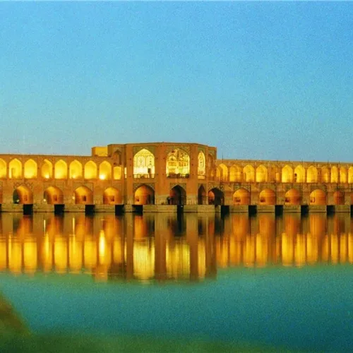 پل خواجو اصفهان از بناهای صفوی سال 1060 قمری سر پل خواجو.