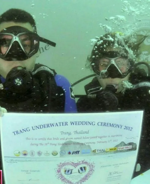 یک زوج آمریکایی مراسم ازدواج خود را در زیر آب اجرا کردندا