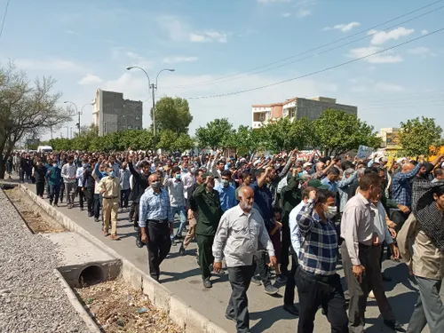 پرچم و انقلابی که با خون صد ها هزار انسان شریف به دست آمد