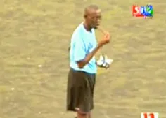 عاغا یک داورمسلمان سنگالی وسط بازی فوتبال زمانی که اذان م