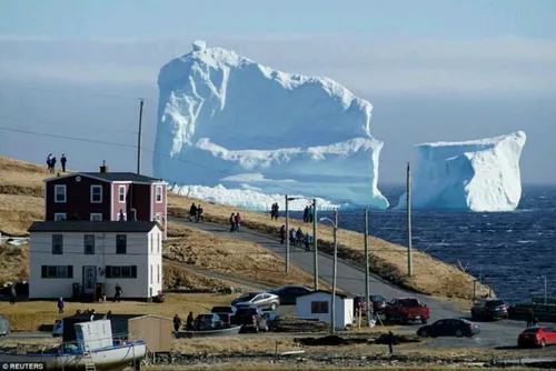 کوه های یخی شناور که به اثرهای هنری شباهت دارند