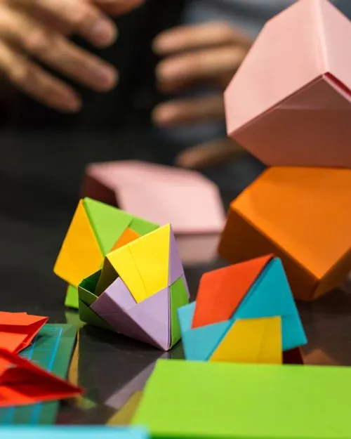 ساخت اوریگامی کاری است که اغلب کودکان ، جذب آن میشوند.دور