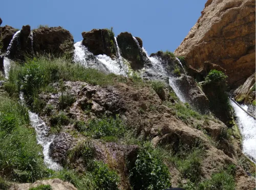 آبشار بسیار زیبا و با آب سرد شیخ علی خان- اطراف کوه رنگ