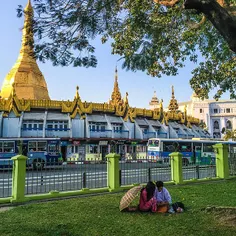 A young couple finds a quiet corner of Mahabandoola park.