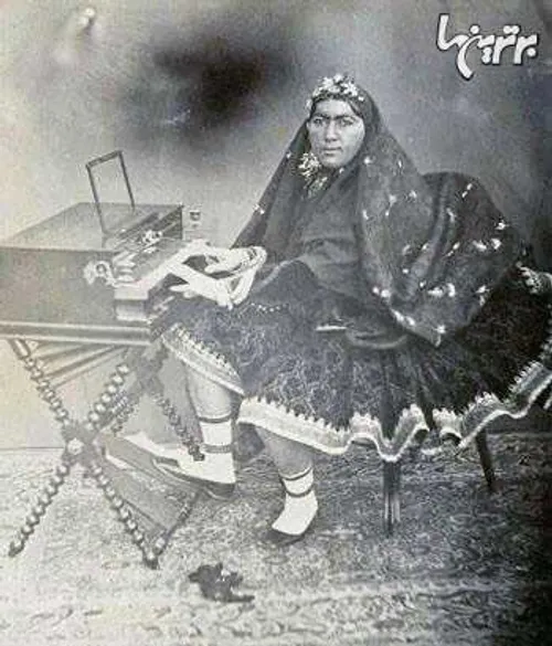 همسر ناصرالدین شاه پشت پیانو