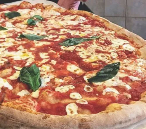 ملت آمریکا بطور میانگین روزانه ۷۳۰۰۰ متر مربع پیتزا می خو