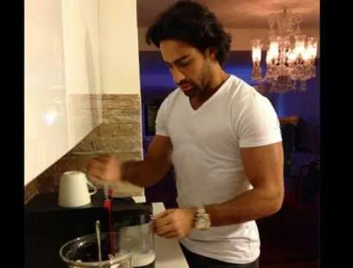 فرهاد مجیدی در حال قهوه درست کردن