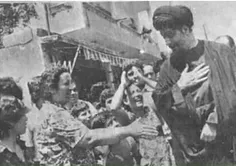 زن برای دست دادن دست خود را دراز کرده و امام موسی صدر دست