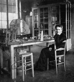 سال ۱۹۱۲- ماری کوری، فیزیکدان مشهور زاده لهستان در آزمایش
