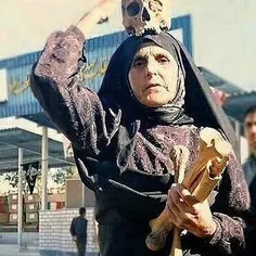 مادر شهید محمد صادق رضایی به همراه استخوان های فرزند شهید