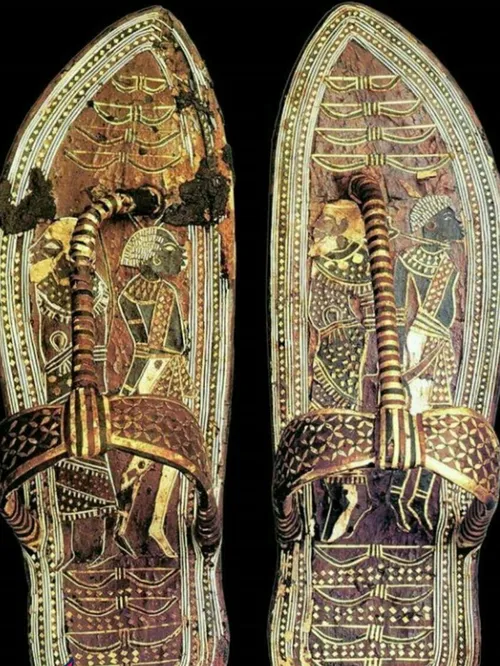 صندلهای توت عنخ آمون فرعون مصر از طلای ناب 1500 پیش از می