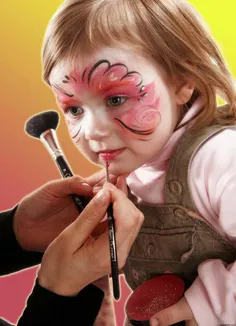 عواقب آرایش کردن کودکان :