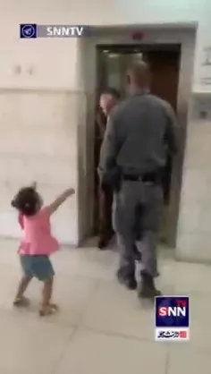 دختر این اسیر فلسطینی سعی دارد پدرش را بغل کند اما نمیگذا