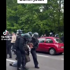 فریادهای یک معترض آلمانی هنگام دستگیری توسط پلیس 