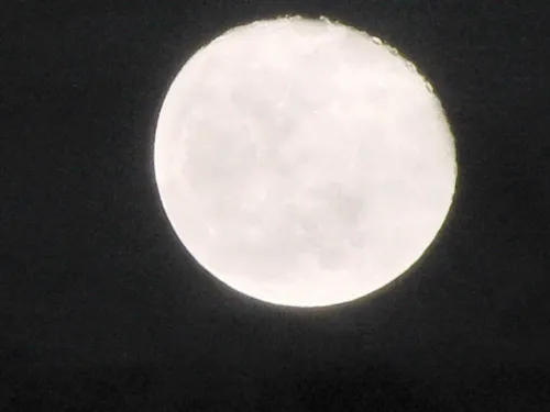📸 عکسی جالب ماه که حتی چاله های ماه هم دیده میشه