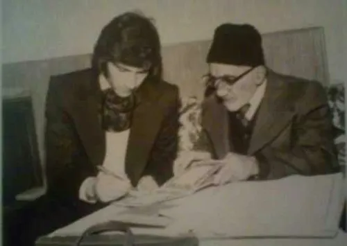 مرحوم ناصر حجازی در حال امضا قباله ازدواج همراه با پدر خا