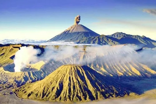 کوه برومو، در شرق جاوای اندونزی، جوانترین کوه در میان چند