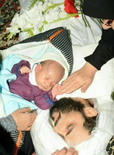 وداع نوزاد بیست روزه شهید طاهرنیا با پدرش...
