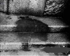 در 6آگوست 1945 شخصی روی پله ورودی بانکی در هیروشیما نشسته