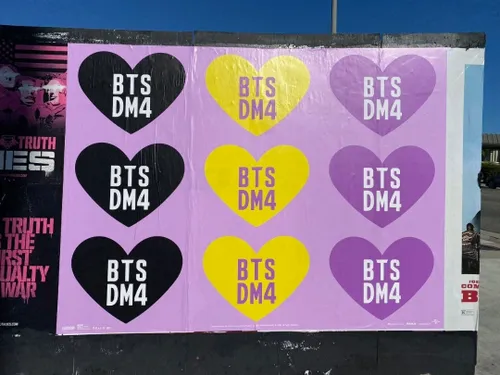 پوستر های تبلیغاتی "BTS × DM4" در محل برگزاری رویداد فستا
