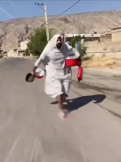 داره می‌ره واسه مون نذری بگیره 😅