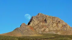 کوهی در جاده ملایر در حال بلعیدن ماه، با کمی دقت در آن مت