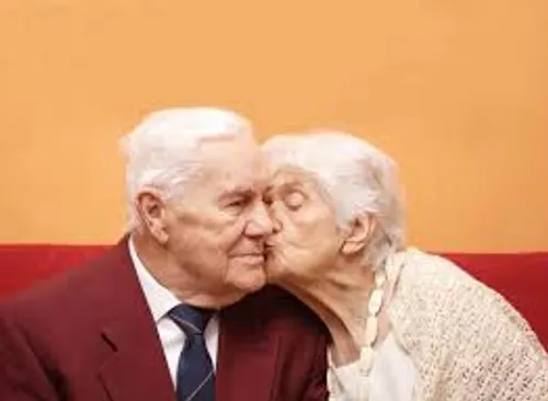 از پیرمرد پیرزنی پرسیدند چطور 60 سال باهم زندگی کردید؟