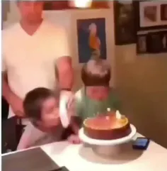 خوب کیک تولد اونه بذارین خودش فوت کنه😅😂