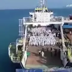 یمنی ها با کشتی توقیف شده ی اماراتی عروسی برپا کردنند....