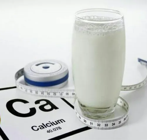 ⭕️ شیر حاوی ماده ای به نام سروتونین است که سبب بهبود خلق وخو و آرامش می شود.

⭕️ علاوه بر این، کلسیم و منیزیم موجود در این نوشیدنی به کاهش فشار خون کمک میکند. نوشیدن شیرگرم آرام بخش است.