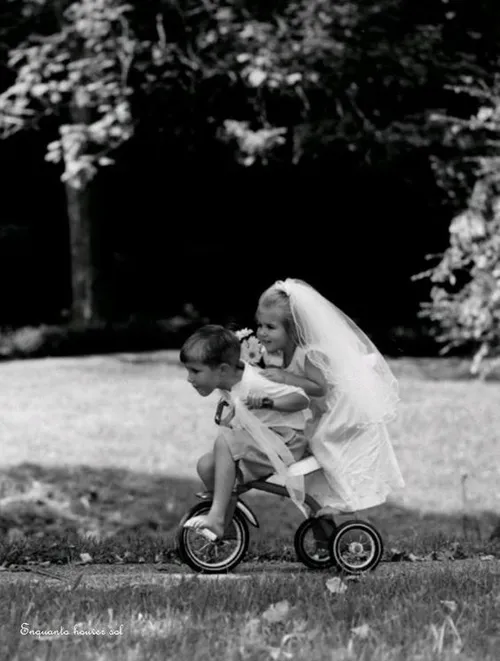 عکس قدیمی نوستالژیک دخترک و پسرک سوار دوچرخه