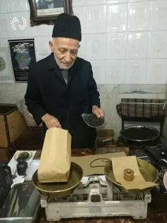 هنگام خرید چای از یک فروشنده چای تبریزی بازار صفی تبریز ؛