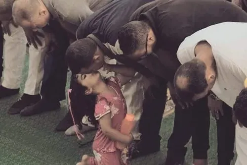 دختره سر نماز جماعت باباشو بوس میکنه!