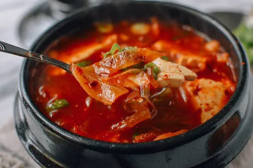 سوپ کیمچی غذای کره ای کپشن مطالعه شود