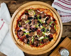 پیتزا گوشت و زیتون یکی دیگر از انواع پیتزا می باشد.