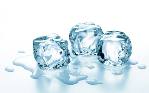اگر قطعات یخ شفاف میخواهید باید آب جوشیده را در فریزر بگذ