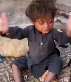 بچه فقیری که دیدن یک تکه نان ذوق کرد