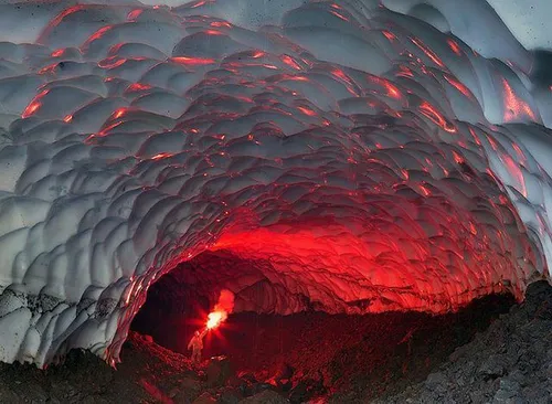 غار یخی نزدیک آتشفشان موتنوفسکی روسیه. بخون