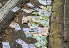 کف خیابانی در ونزوئلا مملو از اسکناس ...
