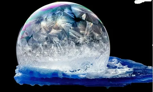 تصاویر هنری از حباب های یخ زده