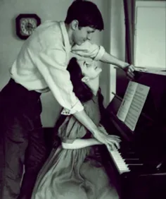 عشق مانند نواختن پیانو است،