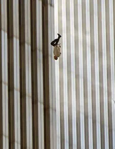 عکسی از حادثه ۱۱ سپتامبر که جاودان شد: مرد در حال سقوط 