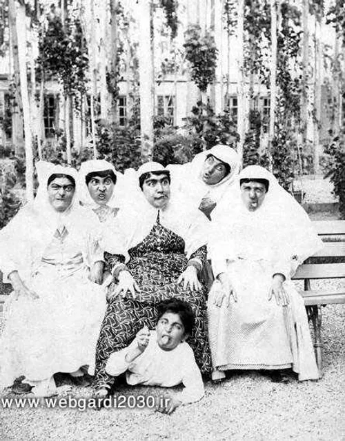 شکلک در آوردن زنان قاجاری