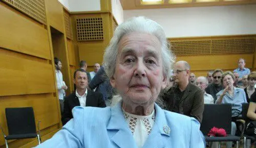 خانم اورسولا هاوریک مورخ 87ساله آلمانی بدلیل دروغ خواندن 