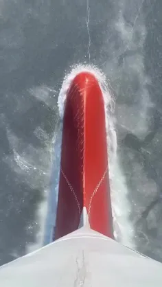عبور کشتی از آبهای یخ زده با قطر متوسط ۲۰ سانت